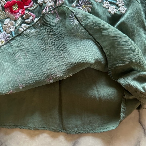 Tiny by Anthropologie M Floral Embroidered Blouse Vibrant Short Sleeve Olive Top - Picture 9 of 11